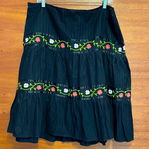 Venezia Black Skirt with Embroidered Flowers - Picture 2 of 8